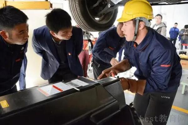 学汽修哪个学校好