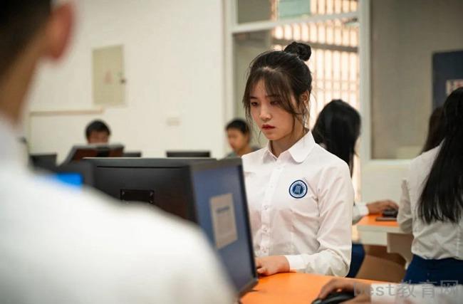 2023年重庆市忠县新立中学学费多少钱一年,有什么助学政策